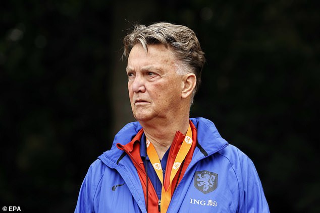 La dernière idée farfelue de Louis van Gaal voit le patron des Pays-Bas ajouter un entraîneur de VOLLEYBALL à son équipe en coulisses