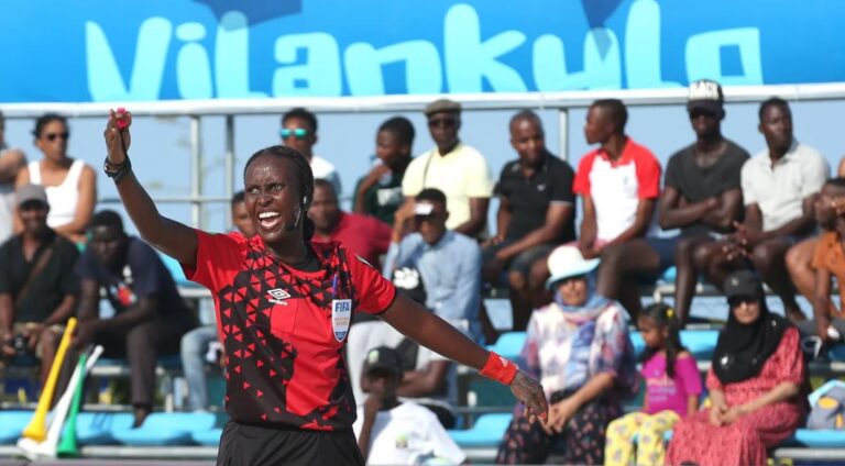 Cynthia Ishimwe devient la première femme arbitre à la Seaside Soccer AFCON