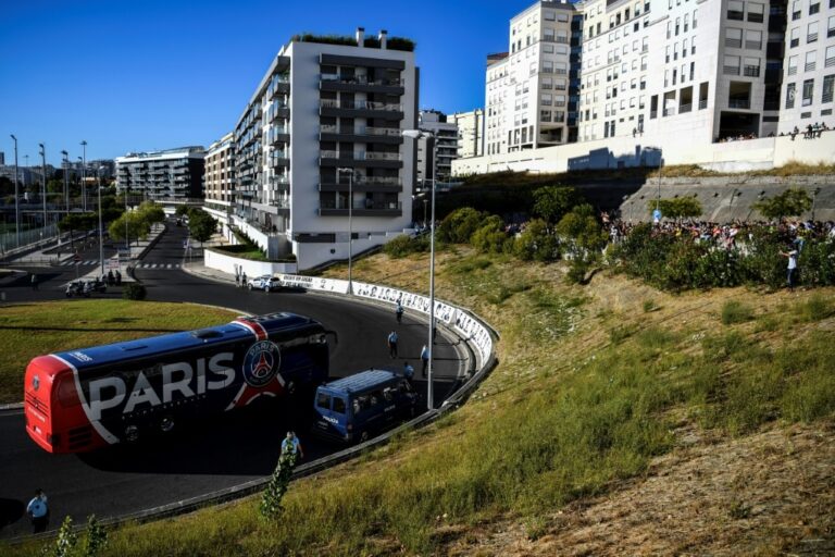 Le PSG de haut vol fait un geste vert et prend le bus pour Reims ▷ SportsBrief.com