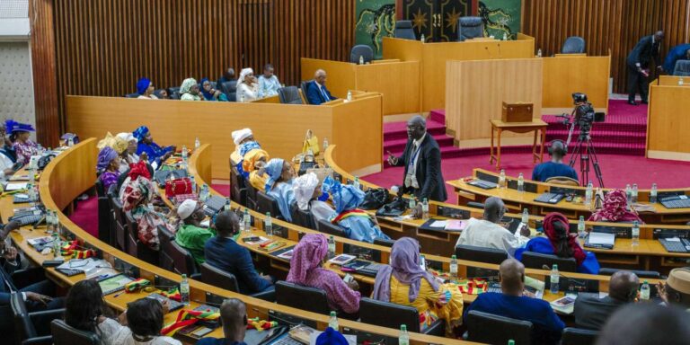 Des échauffourées et des bouteilles volent alors que les députés sénégalais se disputent la course du Parlement