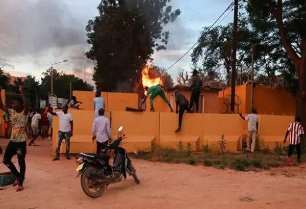 Des manifestants attaquent l’ambassade de France au Burkina Faso après le coup d’État