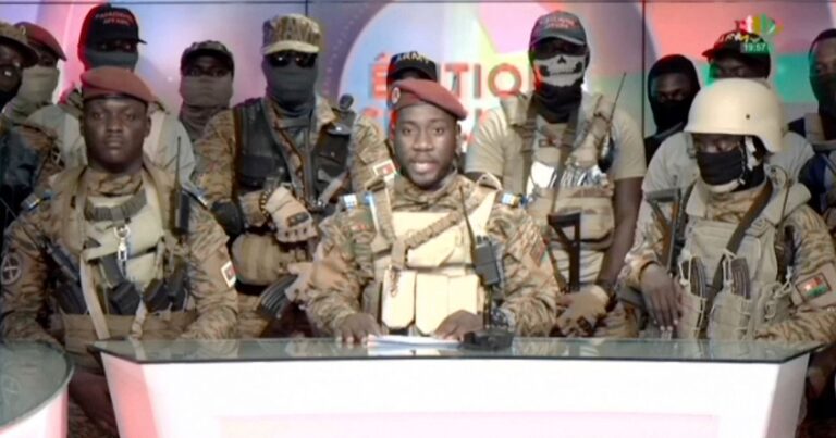 Des officiers de l’armée apparaissent à la télévision burkinabé et déclarent un contrecoup – Cleburne Occasions-Assessment