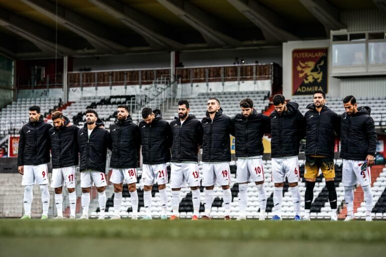 en opposition à la répression du pouvoir, les footballeurs gardent leur survêtement lors des hymnes