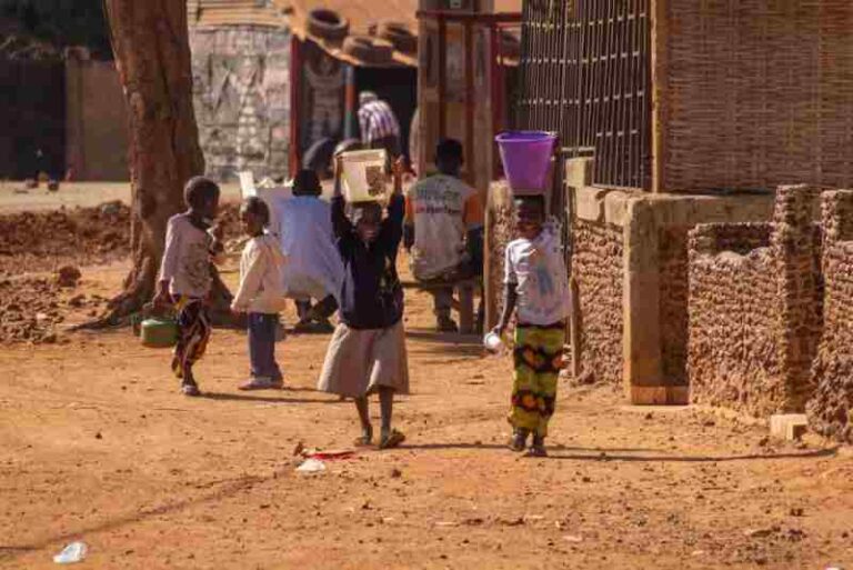 La Gambie enquête sur le lien entre des dizaines de décès d’enfants et le sirop de paracétamol