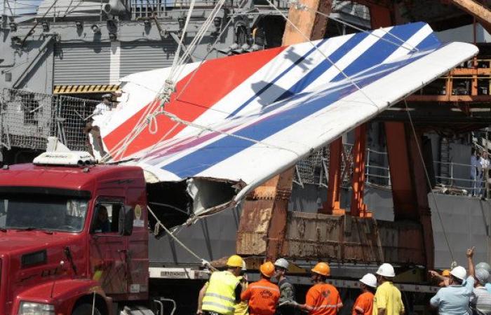 Les familles des victimes de l’accident font pleuvoir la colère sur Airbus et Air France