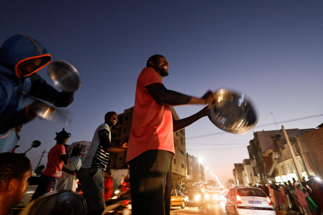 Les partisans de l’opposition sénégalaise frappent des casseroles et des poêles lors d’une manifestation bruyante