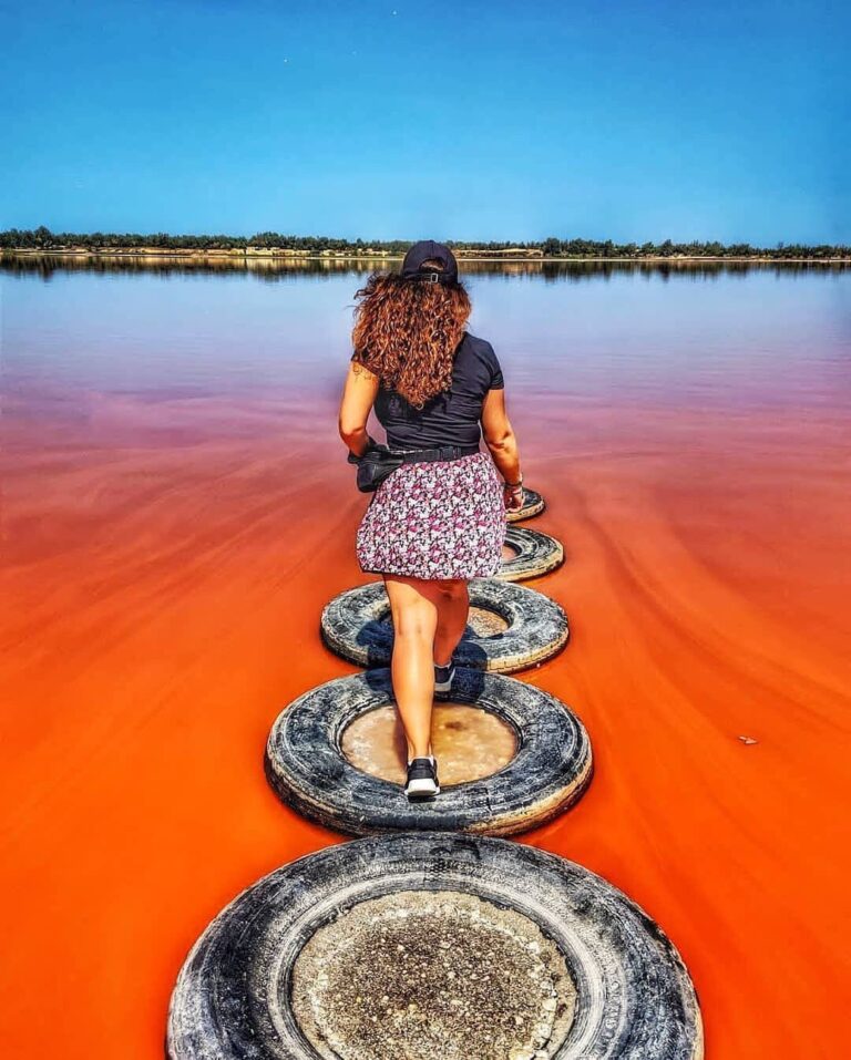 Une picture montre une femme européenne transportée à travers une rivière par des porteurs africains au Sénégal.  … – Dernier Tweet de PolitiFact