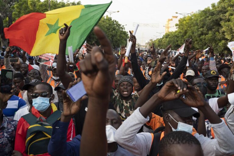 Des centaines de personnes protestent contre le traitement réservé à l’opposition sénégalaise