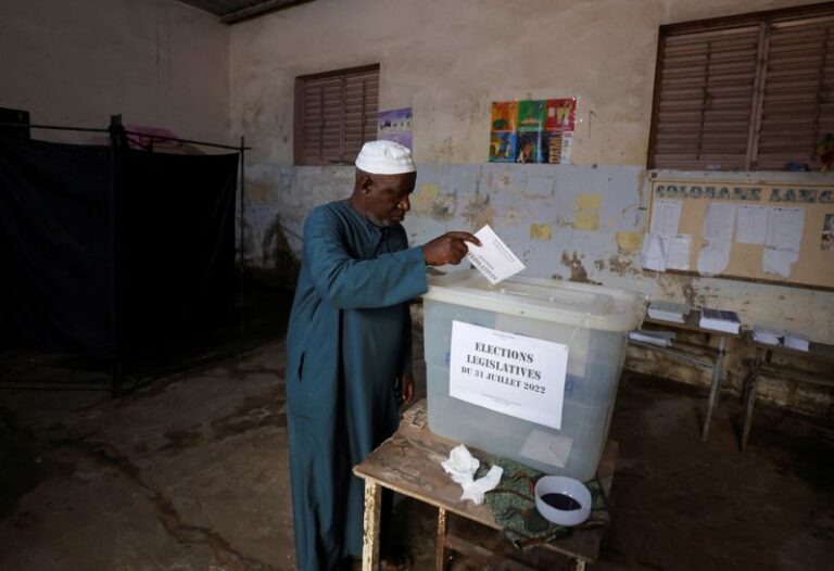 La coalition au pouvoir au Sénégal revendique la victoire mais l’opposition rejette