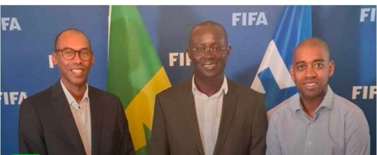 Le Président Augustin Senghor visite les bureaux de la FIFA à Paris