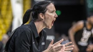 Liz Mills: Remark l’entraîneur est devenu la première femme à diriger une équipe masculine de basket-ball dans un tournoi worldwide