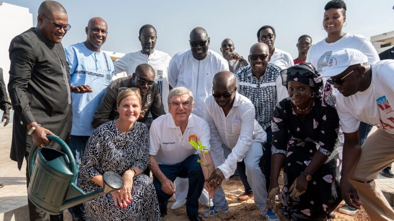 Lors d’une visite au Sénégal, le président du CIO, Thomas Bach, a planté aujourd’hui un arbre symbolique au … – Dernier tweet par les médias du CIO