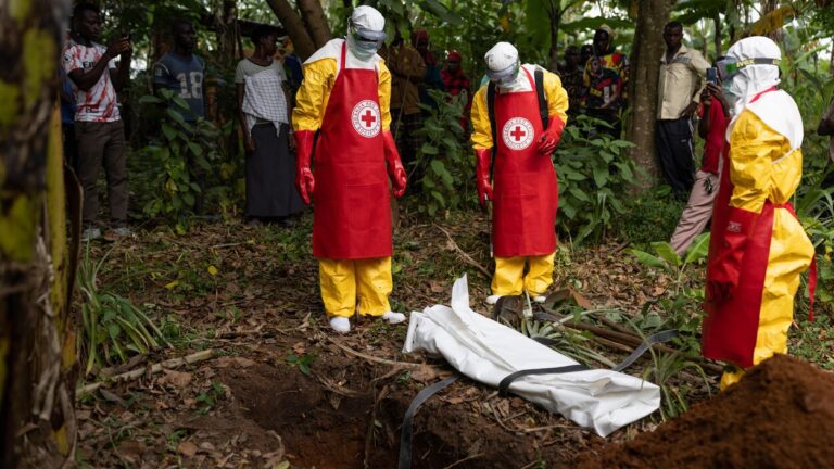 OMS : L’épidémie d’Ebola en Ouganda “évolue rapidement” après 1 mois