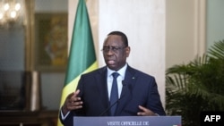 La politique sénégalaise s’intensifie alors que le président Sall reste muet à propos de son troisième mandat